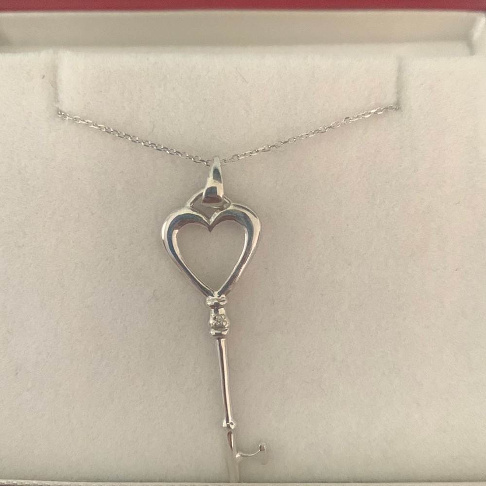 BNNW white gold heart/key necklace